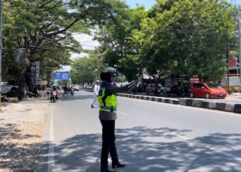 Polwan Ditlantas Polda Sulsel Amankan Arus Lalin di Seputar Masjid, Jemaah Aman Berangkat dan Kembali dari Shalat Jumat