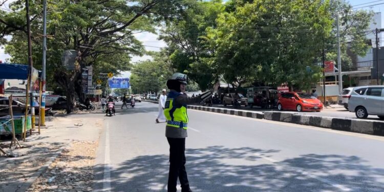 Polwan Ditlantas Polda Sulsel Amankan Arus Lalin di Seputar Masjid, Jemaah Aman Berangkat dan Kembali dari Shalat Jumat