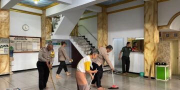 Lima Polsek Jajaran Polresta Malang Kota, Bersih-Bersih Tempat Ibadah dan Salurkan Bantuan alat Sholat