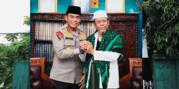 Kapolda Sulsel Andi Rian Djajadi Sowan ke Ulama Kharismatik Puang Makka