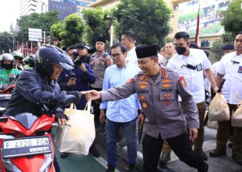 Masyarakat Antusias Saat Kapolri Turun Langsung Berbagi Ribuan Takjil di Depan Mabes Polri