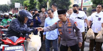 Masyarakat Antusias Saat Kapolri Turun Langsung Berbagi Ribuan Takjil di Depan Mabes Polri