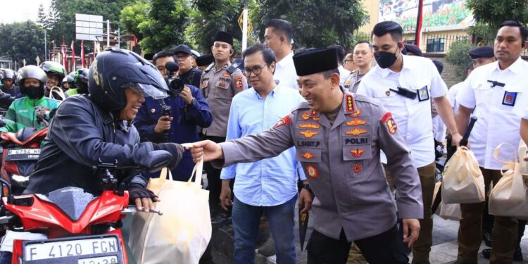 Masyarakat Antusias Saat Kapolri Turun Langsung Berbagi Ribuan Takjil di Depan Mabes Polri