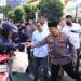 Masyarakat Antusias Saat Kapolri Turun Langsung Berbagi Ribuan Takjil di Depan Mabes Polri