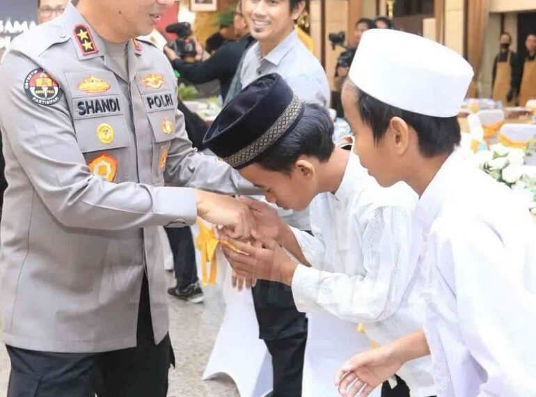 Kadiv Humas Polri Irjen Sandi Nugroho Santuni Anak Yatim dalam Buka Puasa Bersama Media