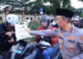 Kadiv Humas Polri Turun Ke Jalan Bagikan Takjil, Jalin Kebersamaan Di Ramadhan 2025