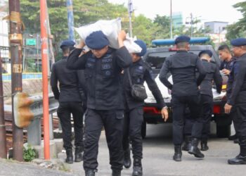 Brimob Polda Metro Jaya Salurkan Bakti Sosial untuk Warga Kebon Sirih