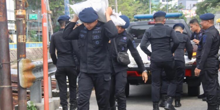 Brimob Polda Metro Jaya Salurkan Bakti Sosial untuk Warga Kebon Sirih