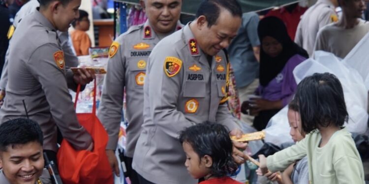 Pantau Libur Akhir Tahun di Ancol, Kapolda Metro Jaya Bagi-bagi Cokelat ke Pengunjung
