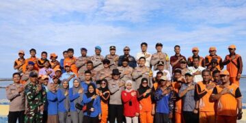 Jelang Libur Akhir Tahun, Polres Kepulauan Seribu Ajak Warga Bersihkan Pantai