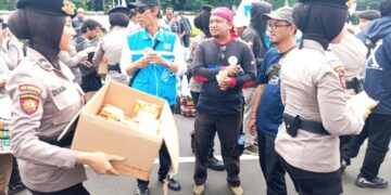 Polwan Polda Metro Bagikan Roti hingga Mineral untuk Massa Buruh