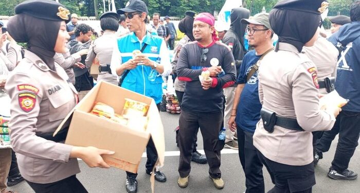 Polwan Polda Metro Bagikan Roti hingga Mineral untuk Massa Buruh