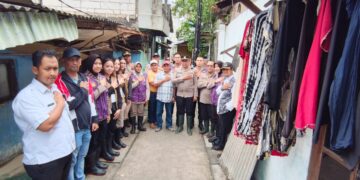 Tim Trauma Healing Polri Bersama Relawan UI Hadir Bersama Warga Pascabanjir di Cilincing