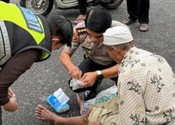 Aksi Kapolresta Banyuwangi: Menolong Kakek Penjual Nangka Korban Kecelakaan