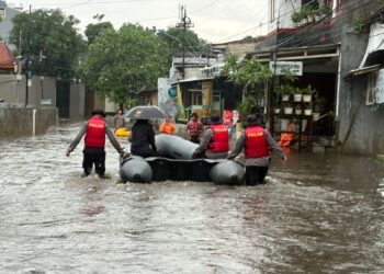 Polda Metro Jaya Evakuasi Warga Terdampak Banjir di Asrama Polisi Pondok Karya