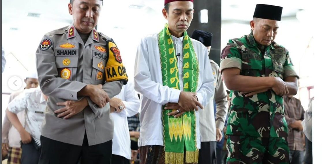 Momen Khusyuk Kapolda Sumsel & UAS di Masjid Assa’adah