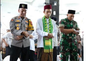 Momen Khusyuk Kapolda Sumsel & UAS di Masjid Assa’adah