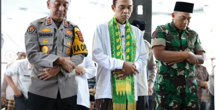 Momen Khusyuk Kapolda Sumsel & UAS di Masjid Assa’adah